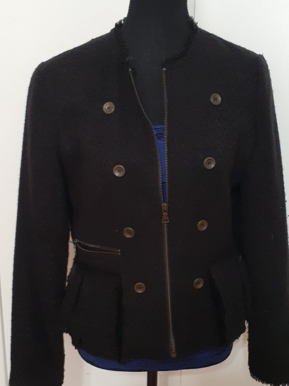 Manteau noir avec boutons parures et zipper bronze.